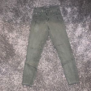 Olive green skinnies 💚